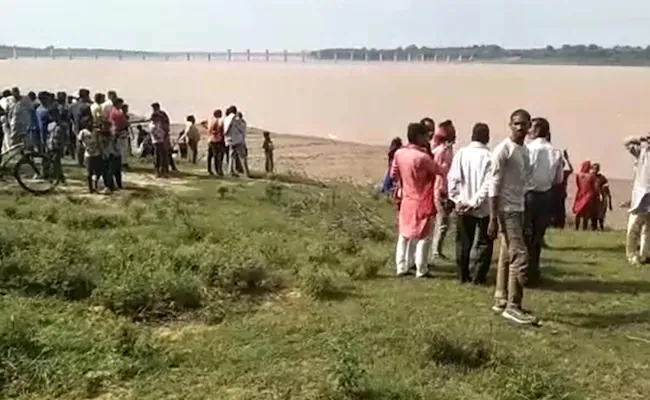 Several People Were Killed After A Boat Capsized In Yamuna - Sakshi