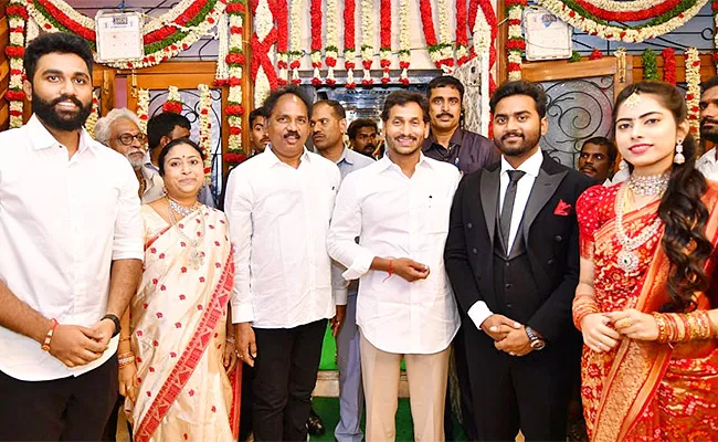 CM Jagan Blessing Newly Married Couple in Visakhapatnam - Sakshi