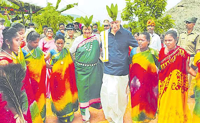 Araku Valley Giri Grama Darshini: Tribal Style Marriages Attract Tourists - Sakshi
