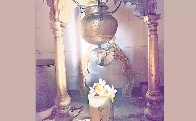 Sunrays Touches Lord Shiva Idol Feet Bhattiprolu Sivalayam - Sakshi
