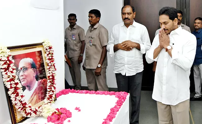 CM YS Jagan pays tribute to Tanguturi Prakasam On birth anniversary - Sakshi