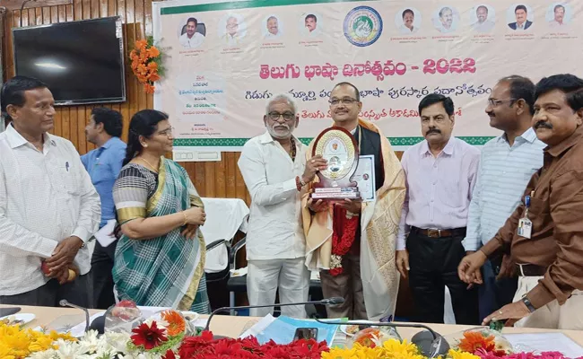 Dr. Sammeta Nagamalleswara Rao Received Telugu and Sanskrit Akademi Award - Sakshi
