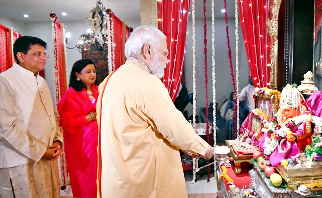 Ganesh Chaturthi 2022 PM Modi Performs Aarti Piyush Goyal Residence Delhi - Sakshi