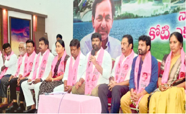 TRS District Presidents Urge CM KCR To Start National Party - Sakshi