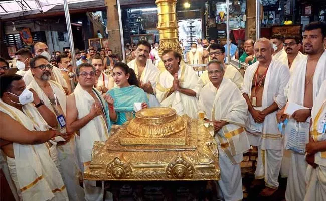 Reliance Chairman Mukesh Ambani Visit Kerala Sri Krishna Swamy Temple - Sakshi