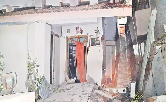 Building collapsed at midnight in Kadapa Andhra Pradesh - Sakshi