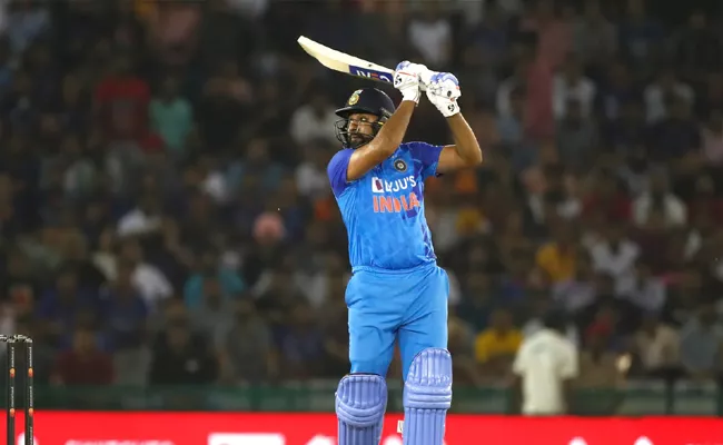 Rohit Sharma Suprass Martin Guptill Stands 1st Place Most Sixes T20I - Sakshi