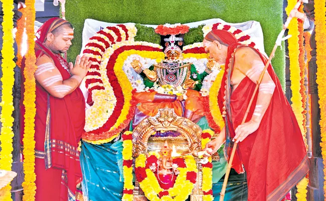 Sharannavaratri celebrations begin at Visakha Sarada Peetham - Sakshi