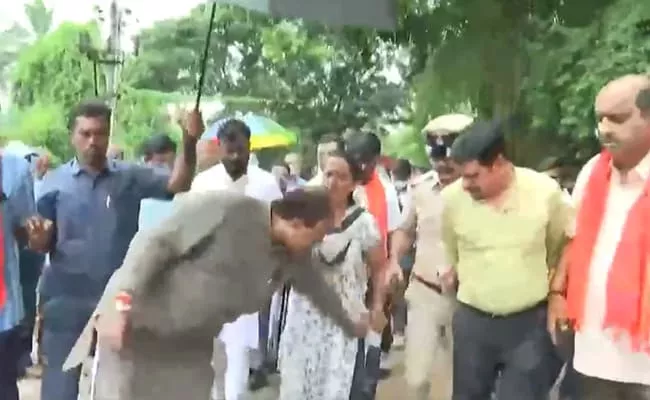 BJP Karnataka MLA Threatens Woman Protesting Property Demolition - Sakshi
