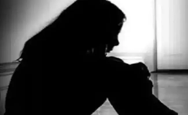 Molestation Attack On Girl Acid Attack Knife Attack Nellore District - Sakshi