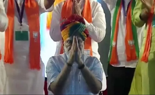Ashok Gehlot Dig At Narendra Modi For Kneeling Down In Rajasthan - Sakshi