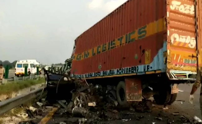 High Speed BMW Car Hit Truck Four Youth Dead Uttar Pradesh - Sakshi