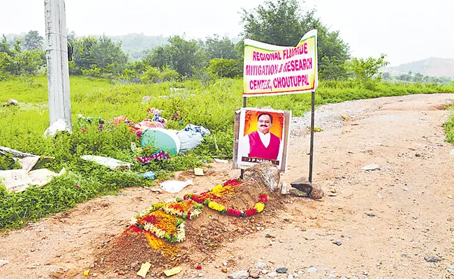 JP Naddas Grave in Telanganas Munugode ahead of crucial bypolls - Sakshi