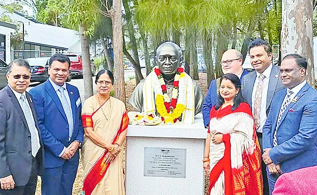 Former PM PV Narasimha Rao Statue Unveiled In Sydney Australia - Sakshi