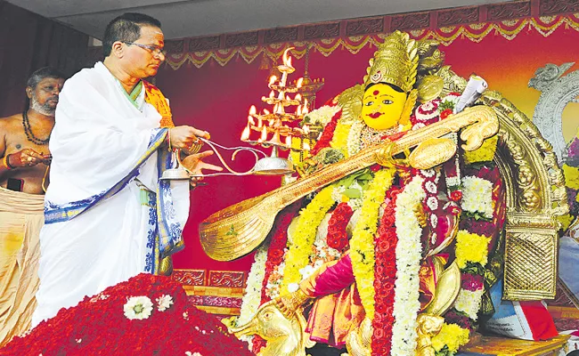 Dussehra celebrations Vijayawada Indrakeeladri Temple - Sakshi