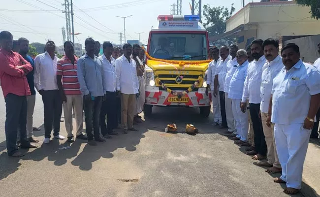 Free Ambulance In Tukkuguda Under Muppidi Narayana Goud Trust - Sakshi