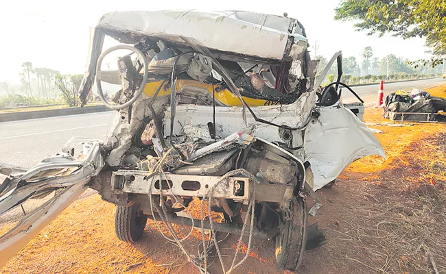 Huge road accident in mallepalli Kakinada District - Sakshi
