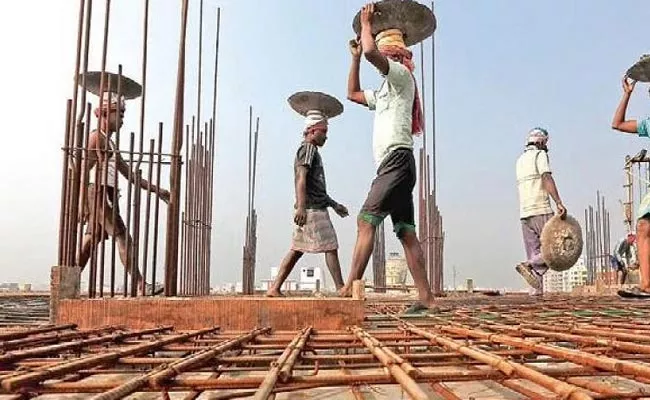 Delhi Construction Ban CM Announces RS 5000 Per Month For Workers - Sakshi
