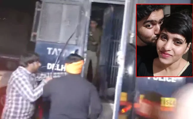 Shraddha Murder Case: Police van carrying Aftab attacked - Sakshi
