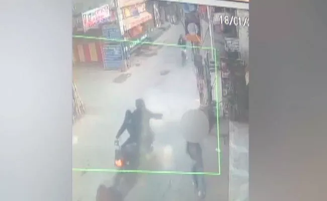 Delhi Teen Attackers Had Bought Acid Online Notice To Flipkart Amazon - Sakshi