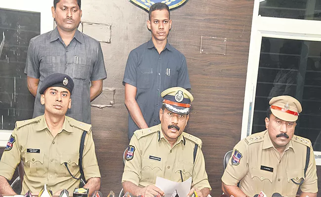 Ramagundam Police Commissioner Investigations On Six Charred To Death - Sakshi