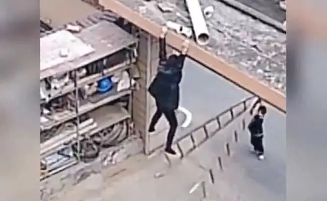 Viral Video: Little Boys Quick Thinking Saves His Mom From Falling - Sakshi