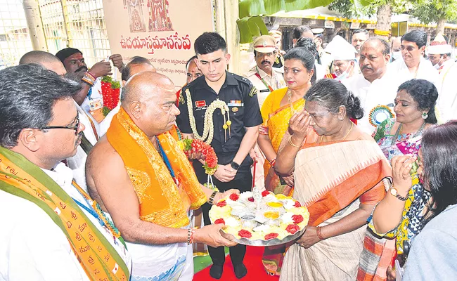 Draupadi Murmu visited Srisaila Bhramaramba and Mallikarjunaswamy - Sakshi