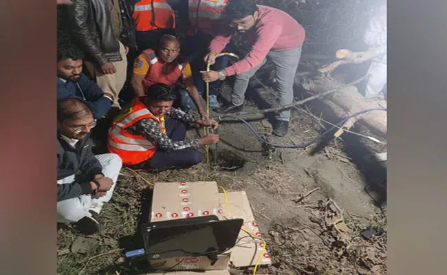 8 Year Old Boy Fell Into 400-Feet Deep Borewell In Madhya Pradesh - Sakshi