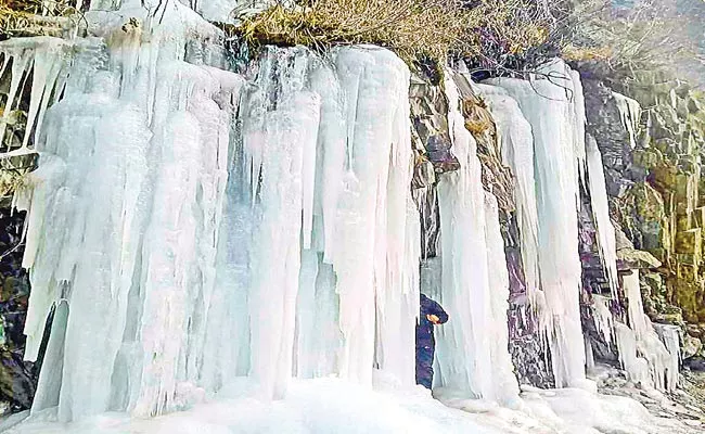 Kullu Waterfall In Himachal Pradesh Is Frozen Due To Extreme Cold - Sakshi