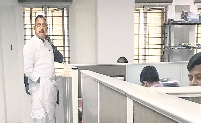 Ex MP Mallu Ravi Attends Police Investigation on Congress War Room Case - Sakshi