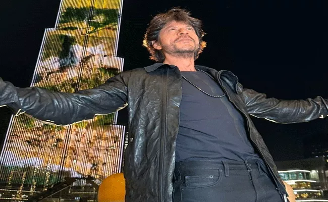 Shah Rukh Khan Pathaan Movie trailer lit up Burj Khalifa In Dubai - Sakshi