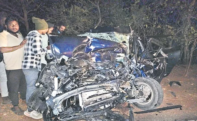Car Hit Lorry Four People Died In Road Accident At Bhadradri Kothagudem - Sakshi