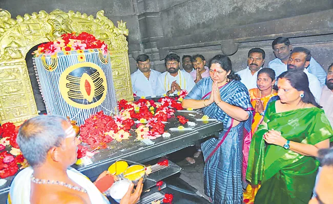 Telangana: MLC Kavitha Minister Satyavathi Rathod Visit Ramappa Temple - Sakshi