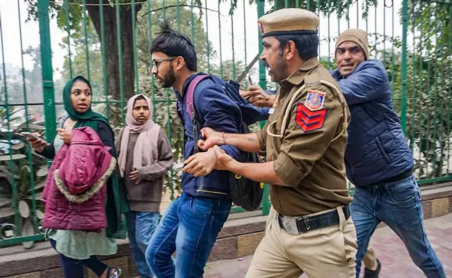 Jamia Millia Islamia students try to screen BBC documentary, 13 detained - Sakshi