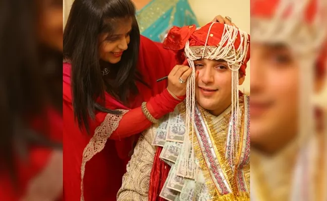 Delhi Boy Snatches Money Garland From Bride Groom Caught - Sakshi