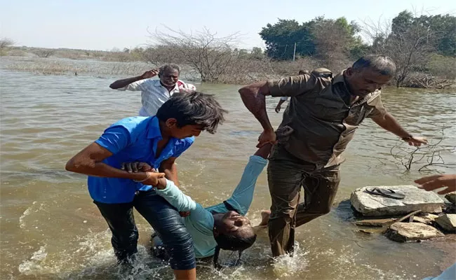 On Duty KSRTC Driver Saves Two Girls From Drowning In Tumakuru - Sakshi