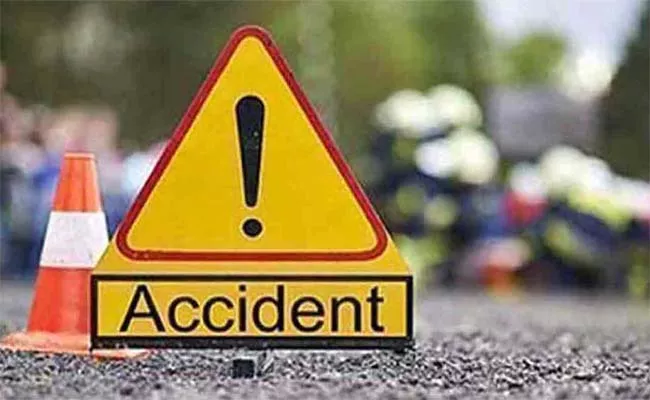 Accident While Returning Home From Wedding At Vijayapura   - Sakshi