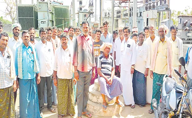 Nalgonda Farmers Protest Against Power Cuts - Sakshi