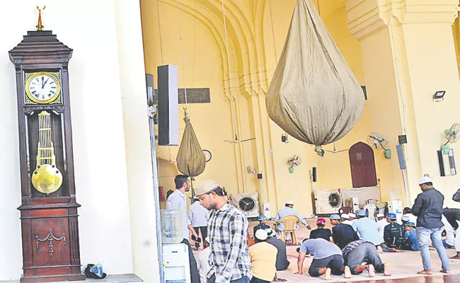 Hyderabad: Historic Clock at Makkah Masjid Now Working After Repaired - Sakshi