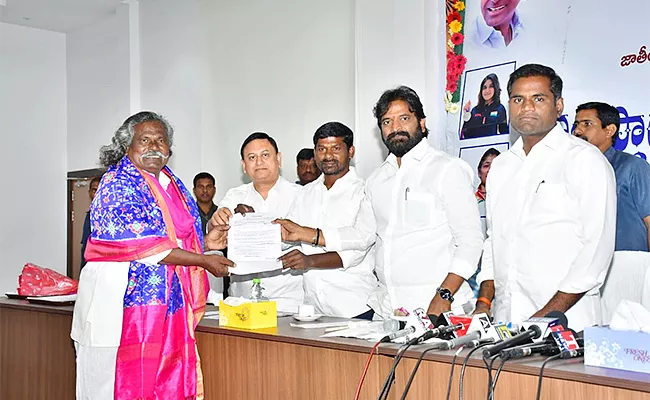 Telangana Govt Give House site Documents To Kinnera Mogilaiah - Sakshi
