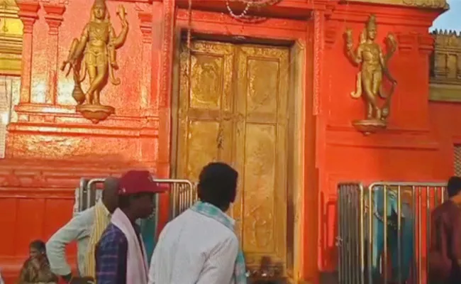 Theft In Kondagattu Anjaneya Swamy Temple - Sakshi