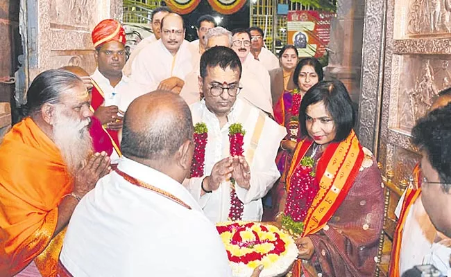 Cji Justice Chandrachud Visits Srisailam Temple - Sakshi