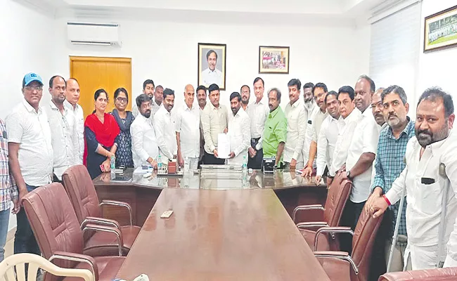Minister Jagadish Reddy Promises Pay Revision To Power Staff - Sakshi