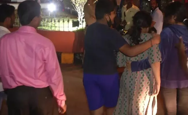 Bengaluru Traffic Police Harass Couple Going Hospital Wife Faints - Sakshi