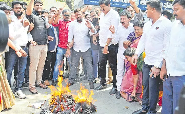 BRS supporters protest Bandi Sanjays remarks on MLC Kavitha - Sakshi