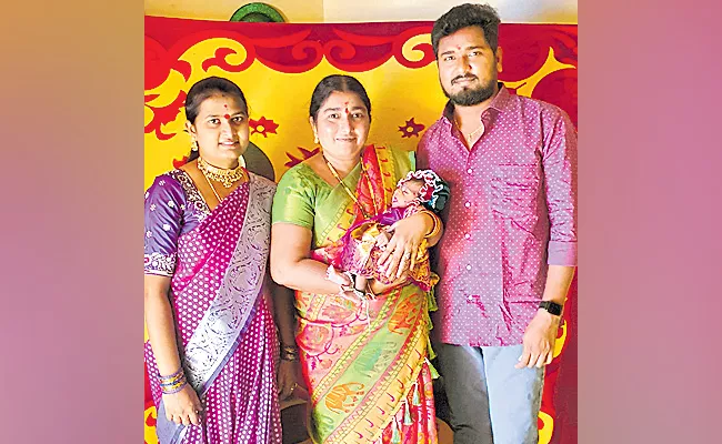 Telangana Mahabubabad: Grand Welcome For New Born Girl Child - Sakshi