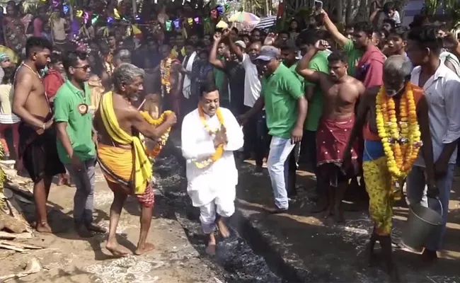 Bjp Leader Walks On Hot Coals For Goddess In Odisha Viral Video - Sakshi