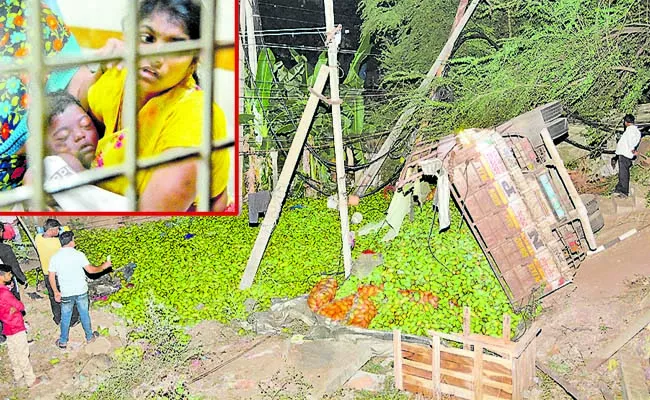 A lorry loaded with mangoes overturned - Sakshi