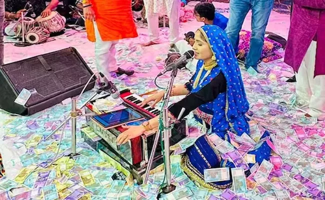 Folk singer Geeta Rabari showered with currency notes worth Rs 4 cr during concert - Sakshi