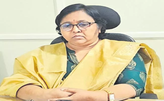 Gadwal Zilla Parishad CEO Vijaya Naik Surrender Issue Hot Topic - Sakshi
